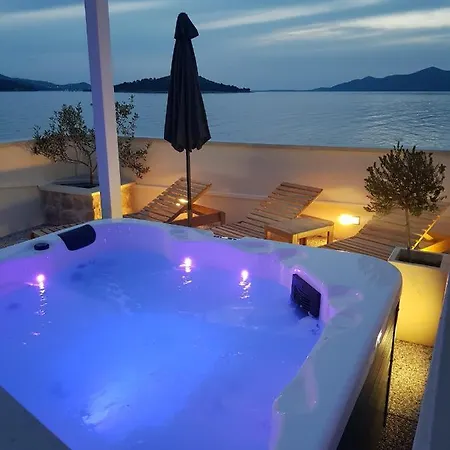 First Row Next To Sea With Infinity Jacuzzi