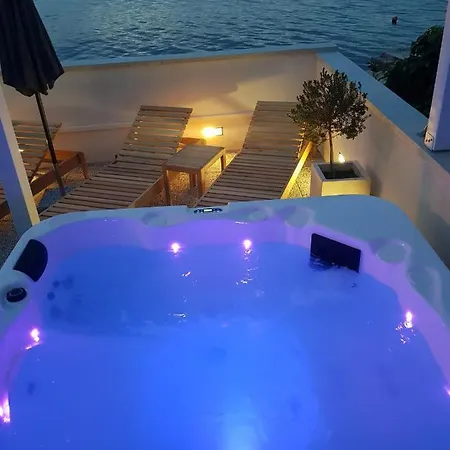 Holiday home First Row Next To Sea With Infinity Jacuzzi