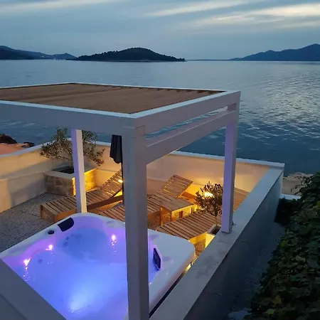 First Row Next To Sea With Infinity Jacuzzi *