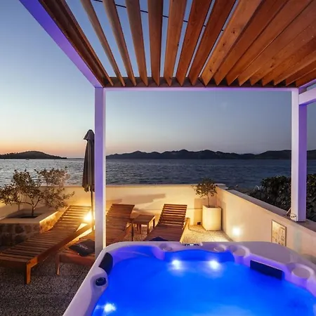 Holiday home First Row Next To Sea With Infinity Jacuzzi Mali Iz