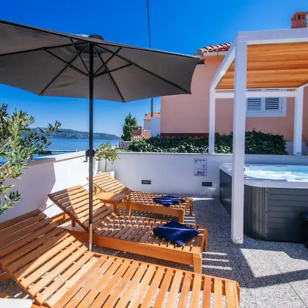 First Row Next To Sea With Infinity Jacuzzi Holiday home Mali Iz